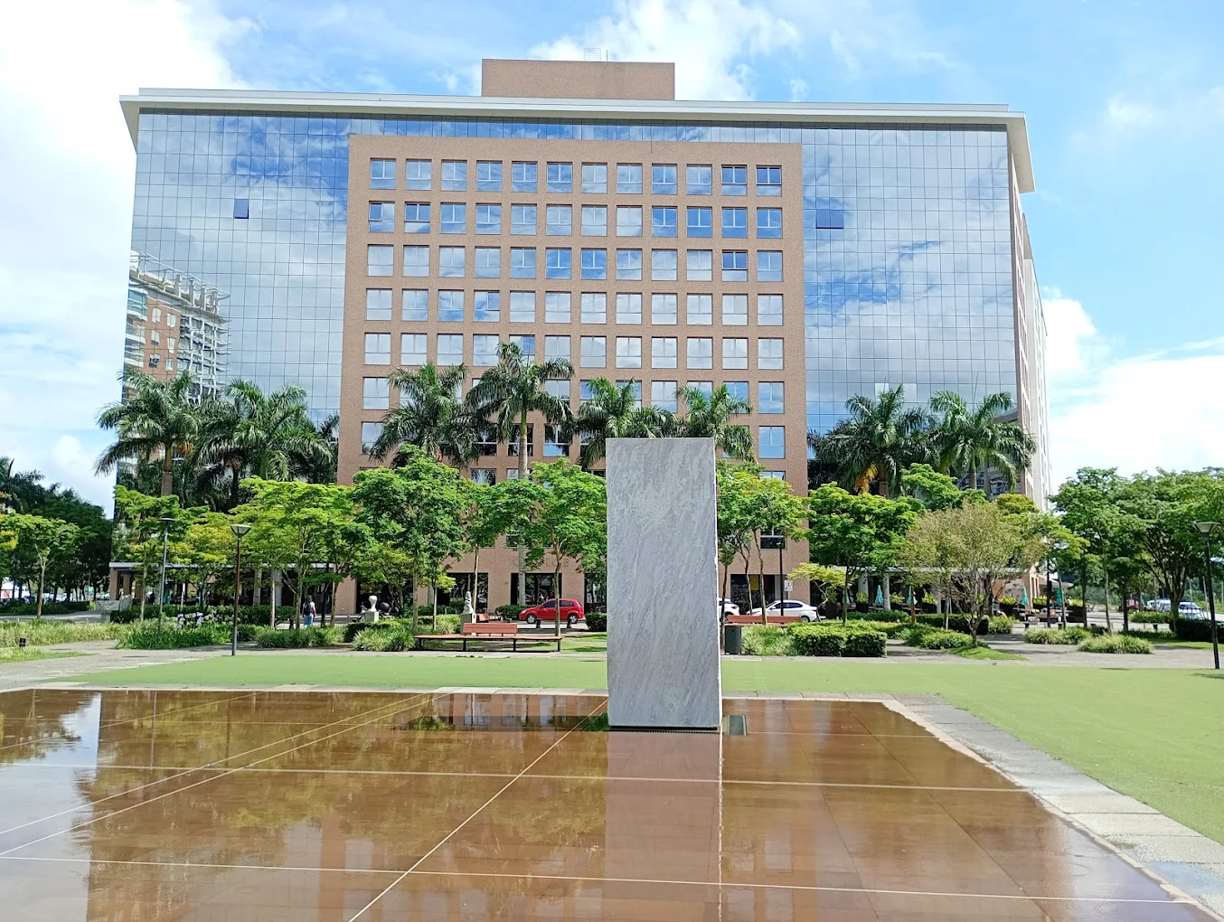 Praça em frente ao Edifício Office Green